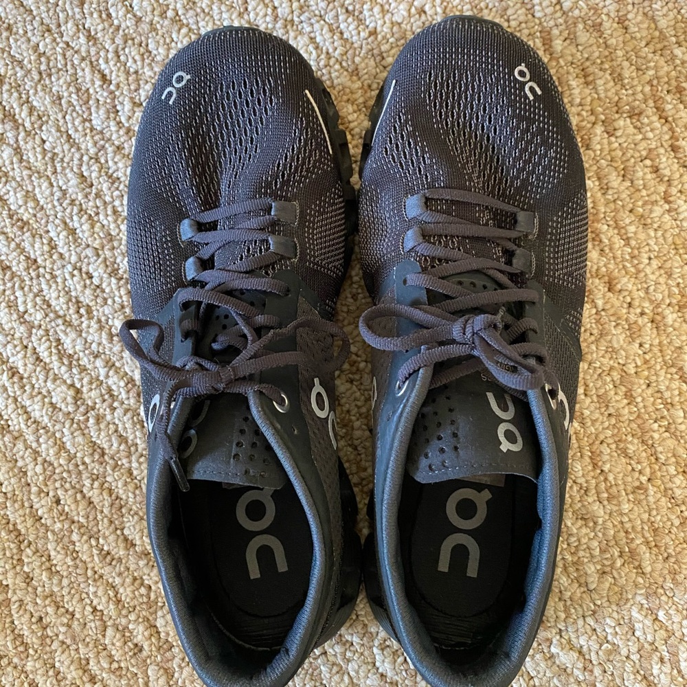 On Cloud Sneakers- barely worn; great condition